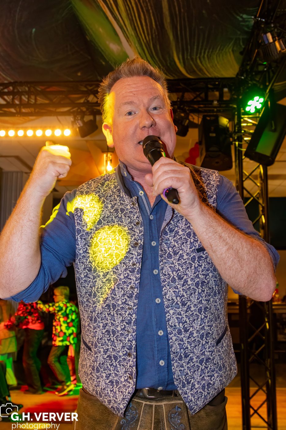 Ronald van KRYNER PARTY live op het podium in Tiroler-outfit