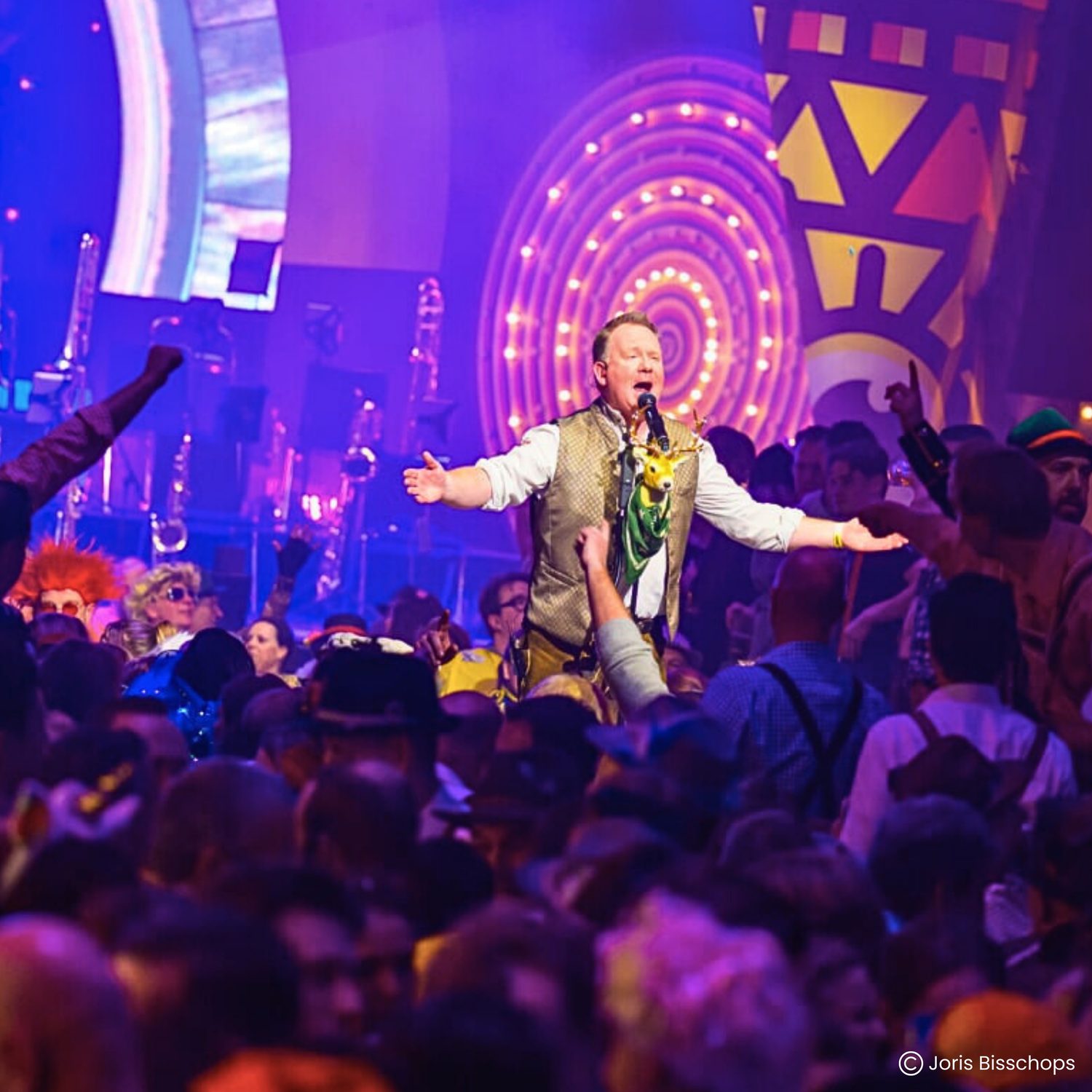 KRYNER PARTY mit Ronald live op een Tiroler tuinfeest — gezellige tuin vol publiek