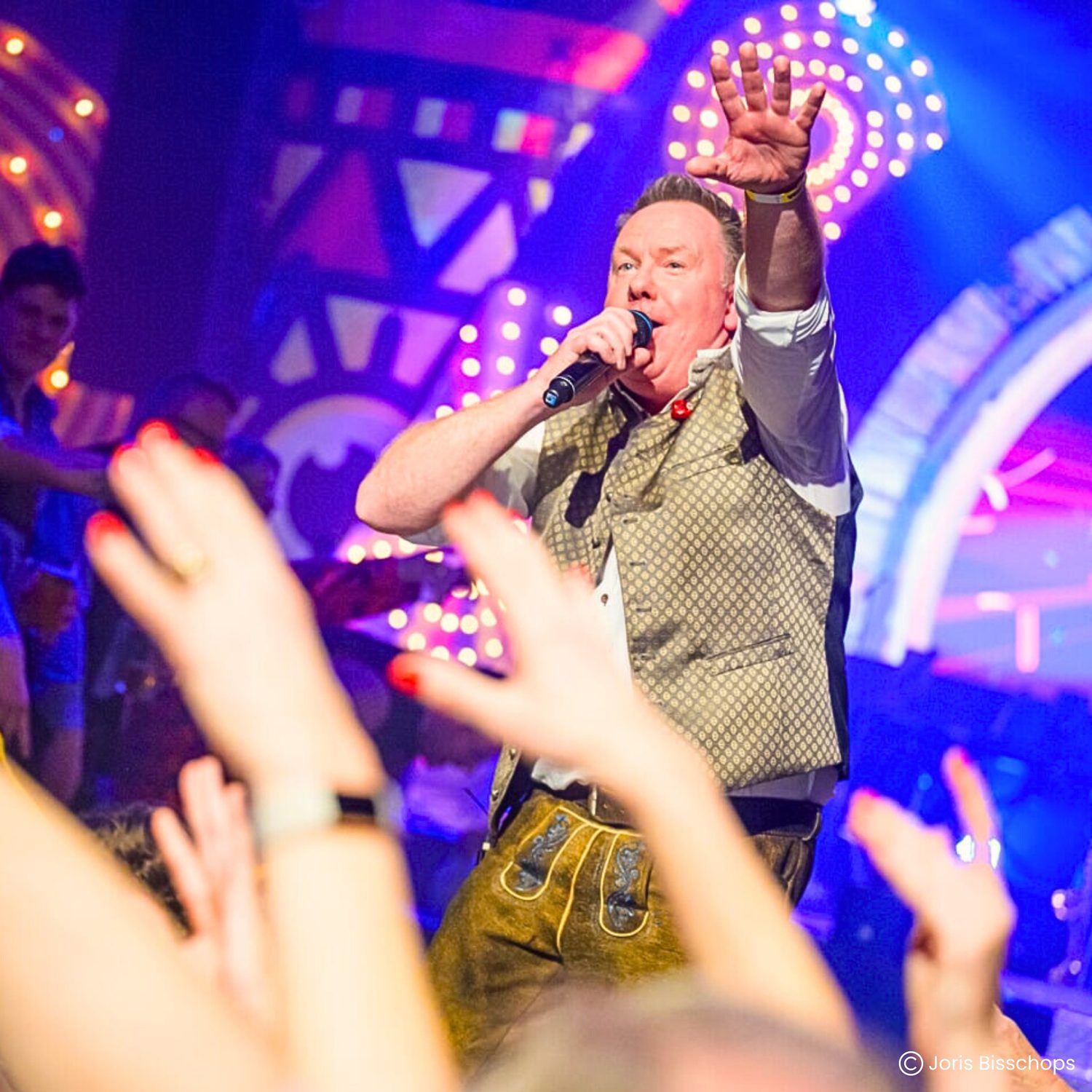 Feestend publiek in lederhosen en dirndl op je tuinfeest